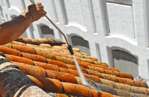 Nettoyage de toitures - Saint-Étienne-de-Gourgas